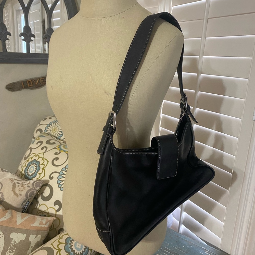 Women’s black coach shoulder purse